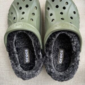 NWOT!! CROCS All Gender Lined Clog in Olive Green with Black Faux-Fur